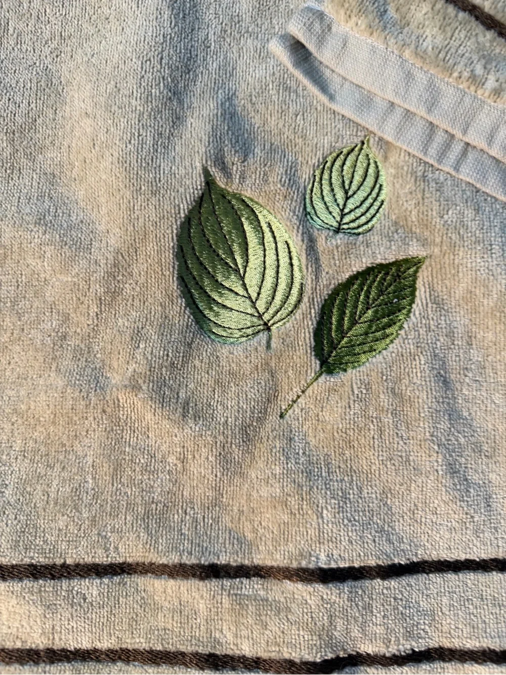 Kassa Fina Brown Bath towel set (2) embroidered leaves 100% Ringspun Cotton